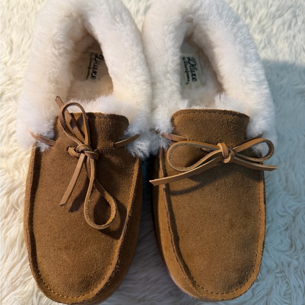 Dearfoams Brown Suede Slippers with White Fur Lining